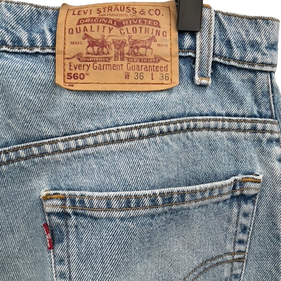 Vintage 90s Levi's 560 Jeans Baggy Fit Light Wash Blue 100% Cotton | 34" x 36" - Picture 13 of 14